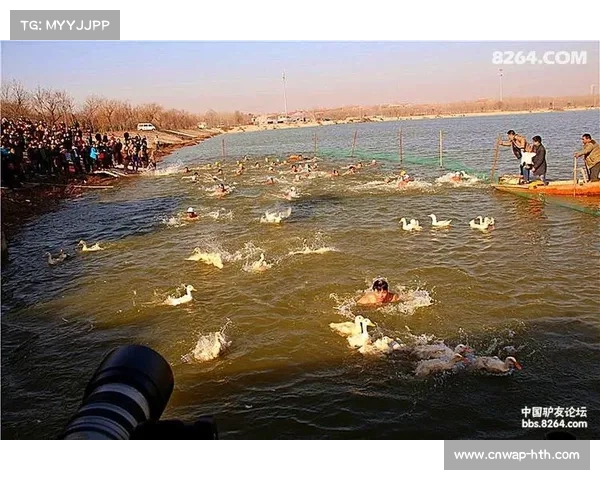 冬泳嘉年华海上捉鸭活动开启，选手观众互动点燃现场气氛
