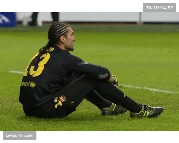 主裁判向尼斯替补席出示红牌，助理教练被罚上看台